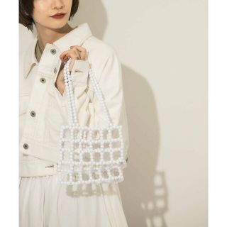 ケービーエフ(KBF)の【WHITE】スクエアビーズBAG(ハンドバッグ)