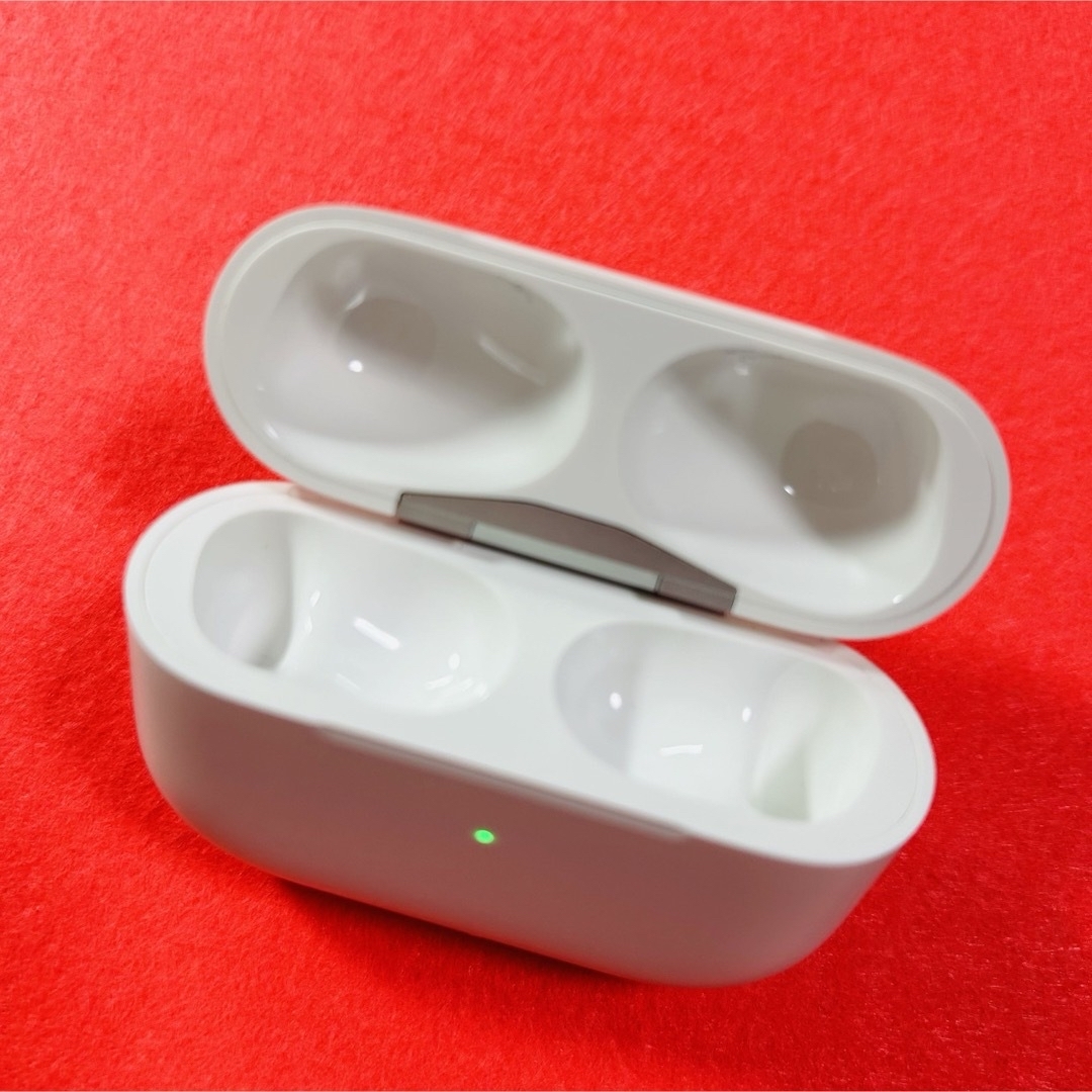 Apple(アップル)の1 AirPods Pro 充電ケース　本体　第一世代　エアポッツ　A2190 スマホ/家電/カメラのオーディオ機器(ヘッドフォン/イヤフォン)の商品写真