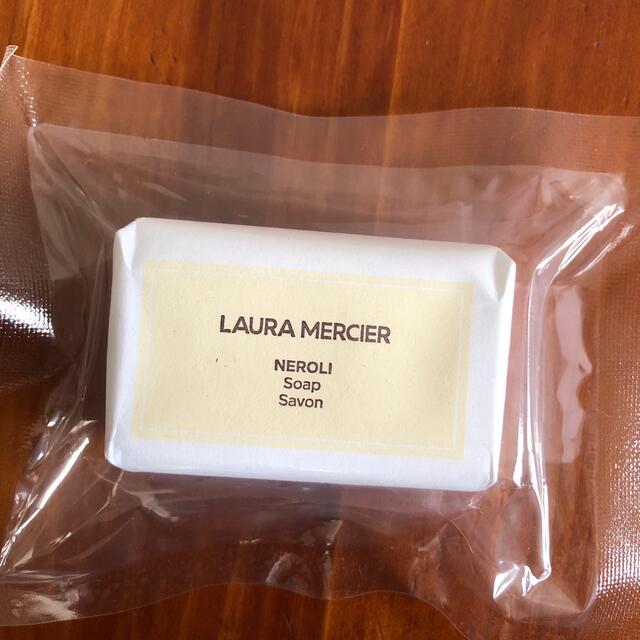 laura mercier(ローラメルシエ)のローラメルシエ リップスティック22 +ポーチ+ 石鹸 トライアルセット コスメ/美容のキット/セット(コフレ/メイクアップセット)の商品写真