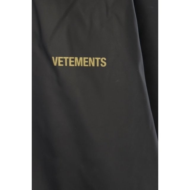 VETEMENTS ブラック アイコニック ロゴ レインコート 注目のブランド