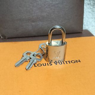 ルイヴィトン(LOUIS VUITTON)のルイヴィトン シルバーカデナ南京錠、鍵2本付き！(ネックレス)