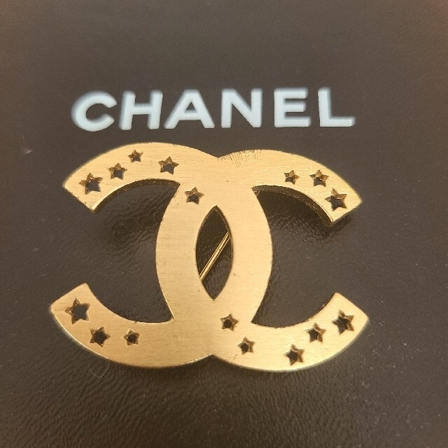 CHANEL(シャネル)のCHANEL星モチーフブローチ⭐シャネル　ピアス レディースのアクセサリー(ブローチ/コサージュ)の商品写真