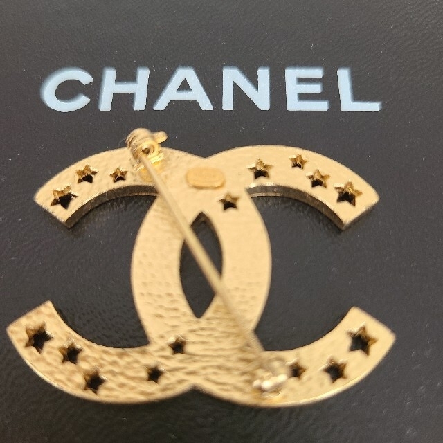 CHANEL(シャネル)のCHANEL星モチーフブローチ⭐シャネル　ピアス レディースのアクセサリー(ブローチ/コサージュ)の商品写真