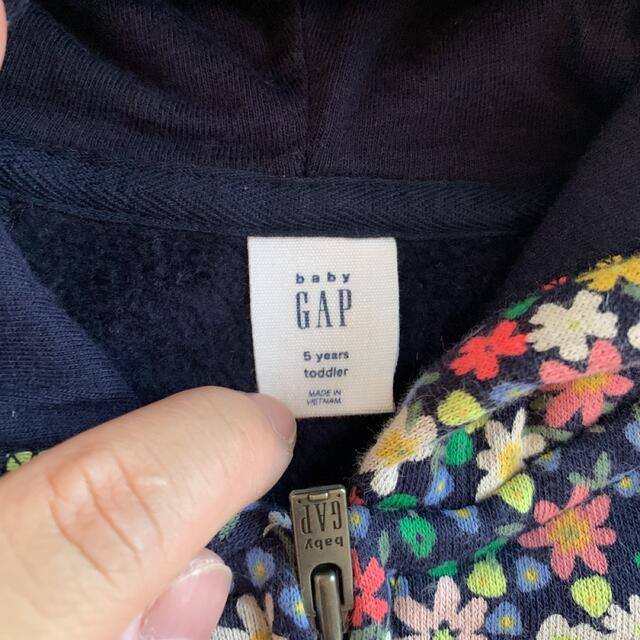 GAP Kids(ギャップキッズ)の最終価格⭐️GAP❣️花柄ロゴパーカー キッズ/ベビー/マタニティのキッズ服女の子用(90cm~)(ジャケット/上着)の商品写真