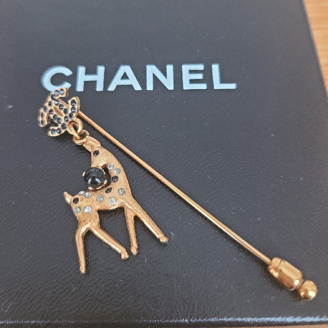 CHANELピンブローチ　トナカイ