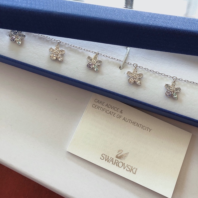 SWAROVSKI ????極美品????スワロフスキー✩.*˚ フラワーチャームブレスレットの通販 by yum 美品スワロフスキー★チャーム★レア★天然石