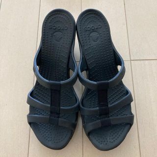 クロックス(crocs)のcrocs ヒールサンダル サイプラス 黒 W7 美品(サンダル)