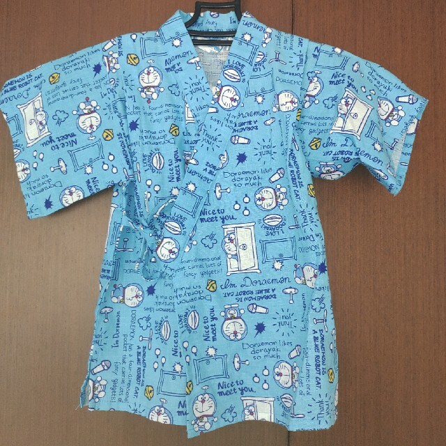 サンリオ(サンリオ)の新品　ドラえもん　甚平　100 サンリオ キッズ/ベビー/マタニティのキッズ服男の子用(90cm~)(甚平/浴衣)の商品写真