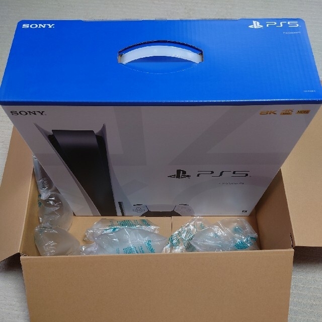 PlayStation5 CFI-1100A01 ディスクドライブ版【新品】 エンタメ/ホビーのゲームソフト/ゲーム機本体(家庭用ゲーム機本体)の商品写真