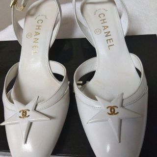 シャネル(CHANEL)のシャネル　パンプス　バックベルト　35C 白（22㎝）(ハイヒール/パンプス)