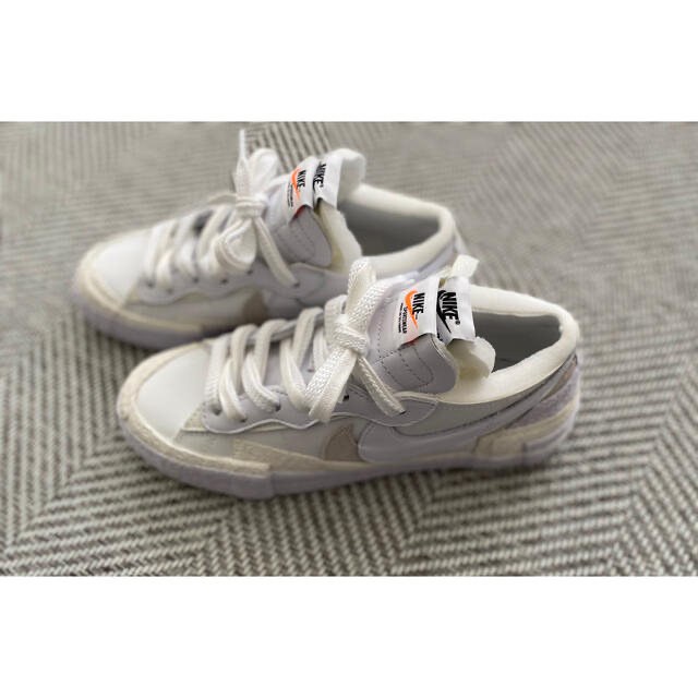 NIKE(ナイキ)のSacai × Nike Blazer Low “White Patent” レディースの靴/シューズ(スニーカー)の商品写真