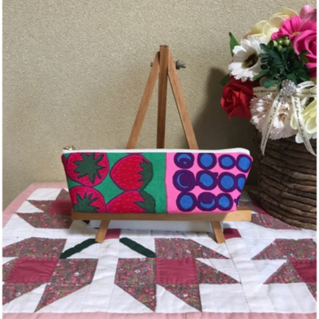 marimekko(マリメッコ)の【ラスト】マリメッコ  生地　ハンドメイド　ムンモランマルヤット2㌢マチ付ポーチ ハンドメイドのファッション小物(ポーチ)の商品写真