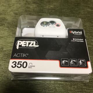 ペツル(PETZL)のペツル  ヘッドランプ　ACTIK 新品未使用(登山用品)