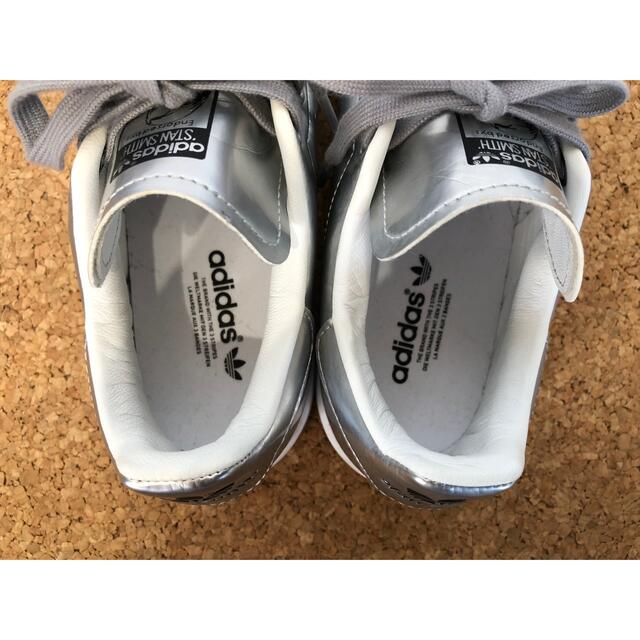 adidas(アディダス)のアディダス　スタンスミス　シルバー　24cm レディースの靴/シューズ(スニーカー)の商品写真