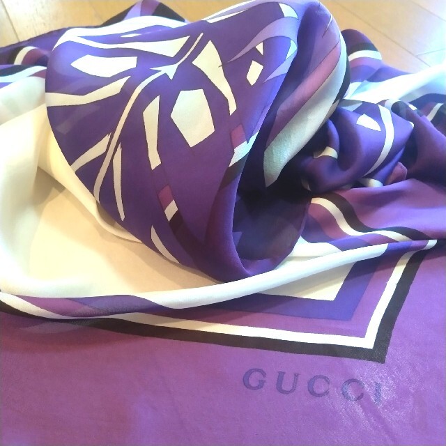 Gucci(グッチ)のGUCCI 超大判 シルク スカーフ レディースのファッション小物(バンダナ/スカーフ)の商品写真