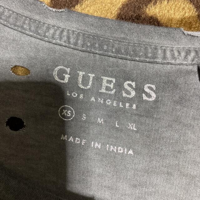 GUESS(ゲス)のGUESS ゲス　トラ柄　ダメージ加工　Tシャツ　グレー　XS レディースのトップス(Tシャツ(半袖/袖なし))の商品写真