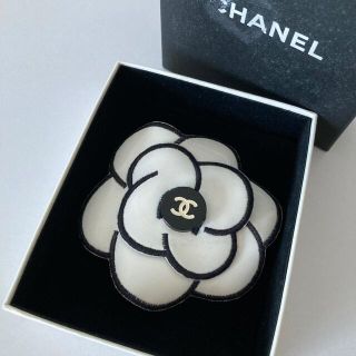 シャネル(CHANEL)の美品 CHANEL 1995年 ヴィンテージ カメリア ブローチ コサージュ 白(ブローチ/コサージュ)