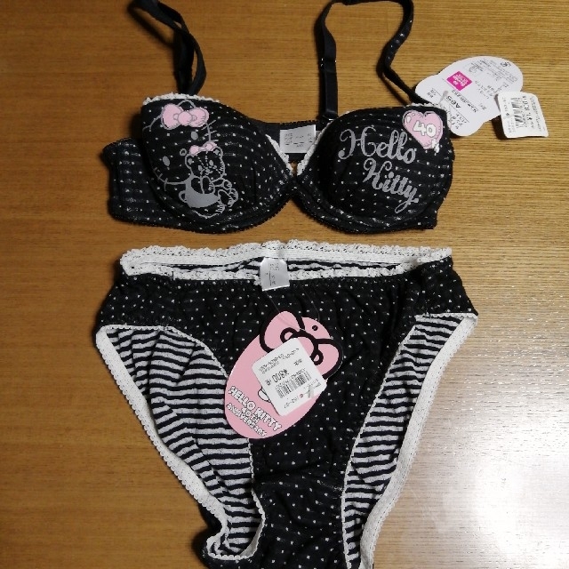 ハローキティ - キティ😈ブラ&ショーツの通販 by りるもんすた ハローキティ - キティ😈ブラ&ショーツの通販 by りるもんすた