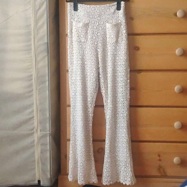 épine(エピヌ)のTreat Ürself flower lace flare pants レディースのパンツ(カジュアルパンツ)の商品写真