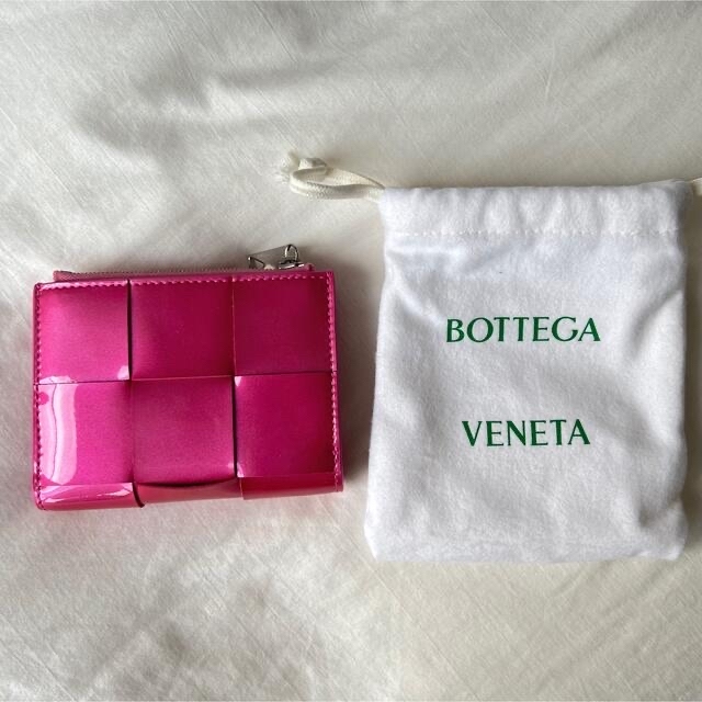 Bottega Veneta 二つ折りファスナーウォレット エナメル ピンク