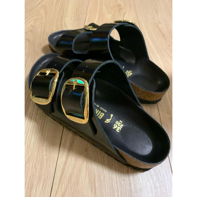 BIRKENSTOCK(ビルケンシュトック)の新品　ビルケン　アリゾナ　ARIZONA ビッグ バックル サンダル  23cm レディースの靴/シューズ(サンダル)の商品写真