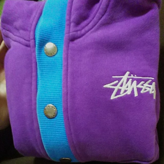 STUSSY(ステューシー)のステューシー紫ボタンナップパーカーSサイズ3T水色パープル白purple刺繍ロゴ キッズ/ベビー/マタニティのキッズ服女の子用(90cm~)(ジャケット/上着)の商品写真