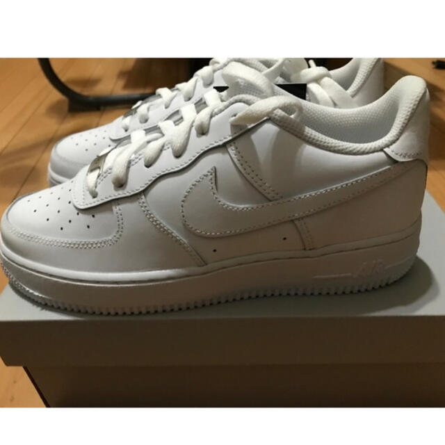 NIKE(ナイキ)の24.5新品ナイキ エアフォース1 NIKE AIR FORCE 1 LE GS レディースの靴/シューズ(スニーカー)の商品写真