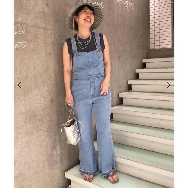 SLOBE IENA(スローブイエナ)のSLOBE IENA LE DENIM フレアーデニムオーバーオール レディースのパンツ(サロペット/オーバーオール)の商品写真