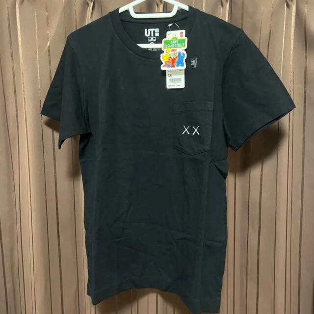UNIQLO(ユニクロ)のユニクロ Tシャツ 半袖 カウズ×セサミストリート ブラック XS メンズのトップス(Tシャツ/カットソー(半袖/袖なし))の商品写真
