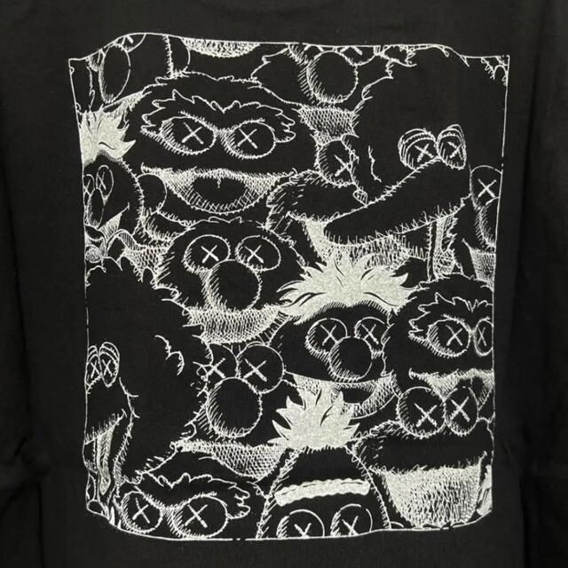 UNIQLO(ユニクロ)のユニクロ Tシャツ 半袖 カウズ×セサミストリート ブラック XS メンズのトップス(Tシャツ/カットソー(半袖/袖なし))の商品写真