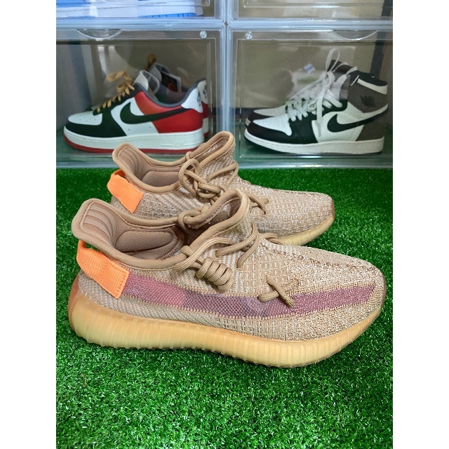 adidas(アディダス)のADIDAS ORIGINALS YEEZY BOOST 350 V2 CLAY レディースの靴/シューズ(スニーカー)の商品写真