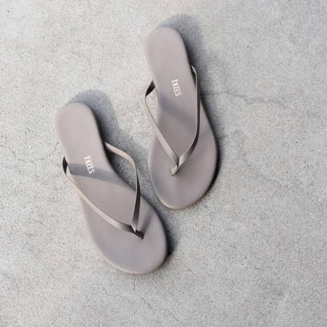 IENA(イエナ)の新品タグ付　TKEES FLIP FLOPS レザー　サンダル　グレー レディースの靴/シューズ(サンダル)の商品写真