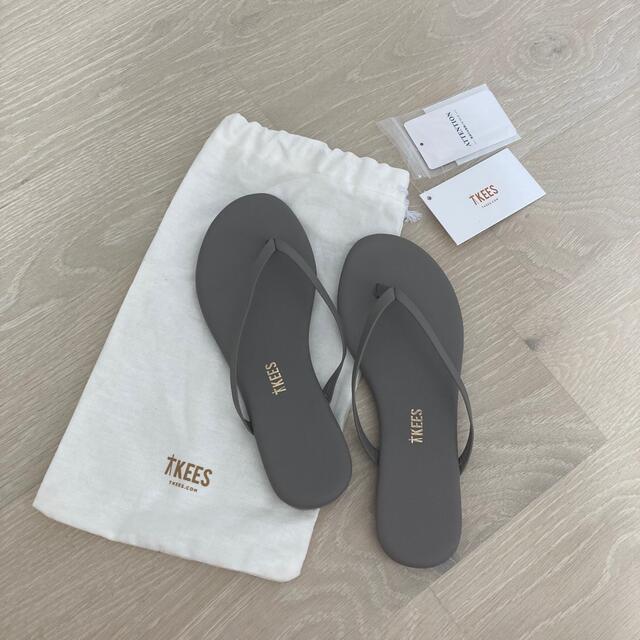 IENA(イエナ)の新品タグ付　TKEES FLIP FLOPS レザー　サンダル　グレー レディースの靴/シューズ(サンダル)の商品写真