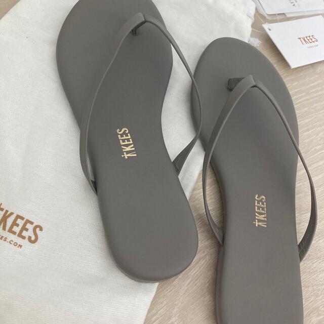 IENA(イエナ)の新品タグ付　TKEES FLIP FLOPS レザー　サンダル　グレー レディースの靴/シューズ(サンダル)の商品写真