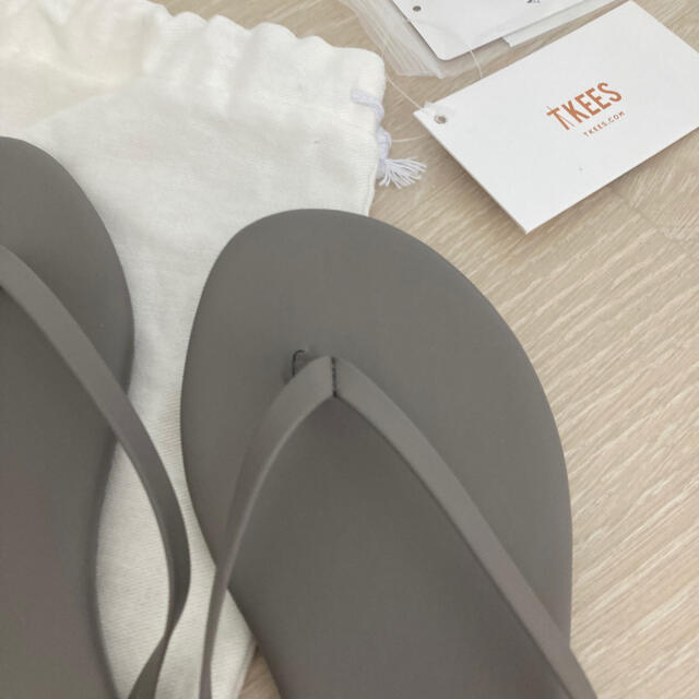 IENA(イエナ)の新品タグ付　TKEES FLIP FLOPS レザー　サンダル　グレー レディースの靴/シューズ(サンダル)の商品写真