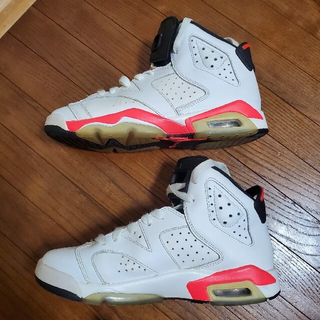 NIKE(ナイキ)の希少 エア ジョーダン 6 キッズ 23.5 ホワイト AIR JORDAN 6 キッズ/ベビー/マタニティのキッズ靴/シューズ(15cm~)(スニーカー)の商品写真