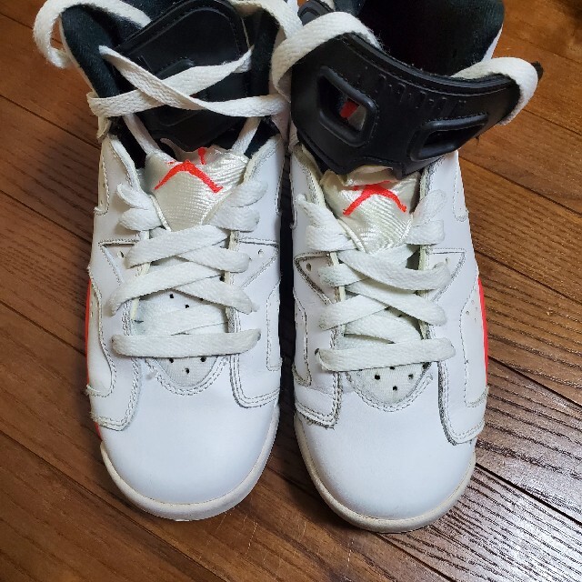 NIKE(ナイキ)の希少 エア ジョーダン 6 キッズ 23.5 ホワイト AIR JORDAN 6 キッズ/ベビー/マタニティのキッズ靴/シューズ(15cm~)(スニーカー)の商品写真