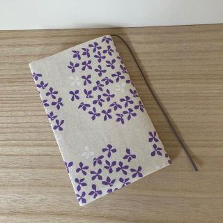 ハンドメイド　ブックカバー　新書判　紫　花柄(ブックカバー)