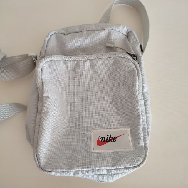 NIKE(ナイキ)のナイキショルダーバッグ ライトグレー メンズのバッグ(ショルダーバッグ)の商品写真