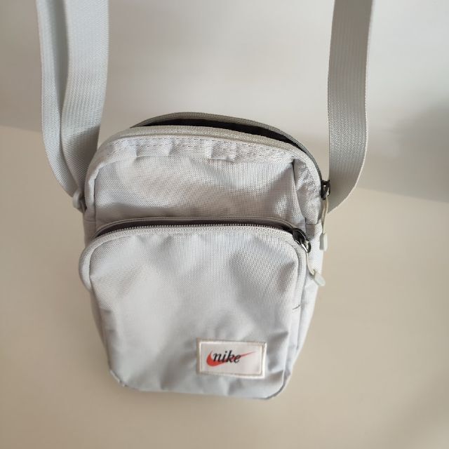 NIKE(ナイキ)のナイキショルダーバッグ ライトグレー メンズのバッグ(ショルダーバッグ)の商品写真