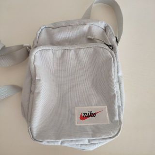 ナイキ(NIKE)のナイキショルダーバッグ ライトグレー(ショルダーバッグ)