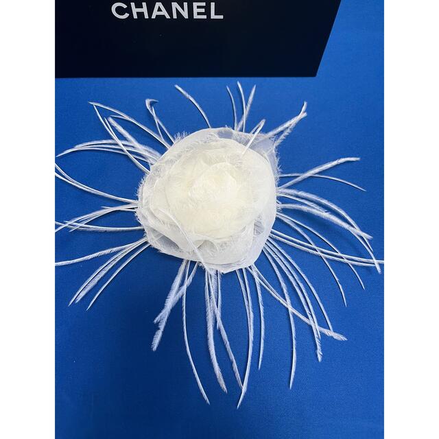 CHANEL(シャネル)の希少CHANELフェザー　コザージユ レディースのアクセサリー(ブローチ/コサージュ)の商品写真