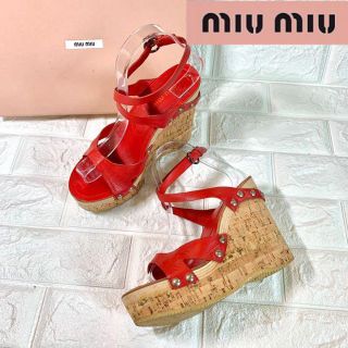 ミュウミュウ(miumiu)のmiu miu ミュウミュウ　赤　コルク　厚底　レッド　ストラップサンダル(サンダル)