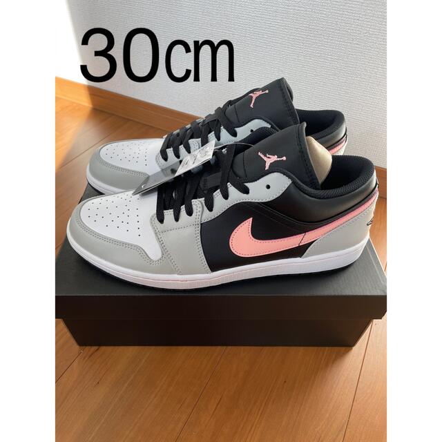 NIKE(ナイキ)のナイキ エアジョーダン1 ロー グレー/ブラック/ピンク30㎝ メンズの靴/シューズ(スニーカー)の商品写真