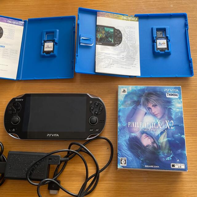 PlayStation Vita(プレイステーションヴィータ)のPS VITA   FF10 FF10-2  セット メモリーカード付き エンタメ/ホビーのゲームソフト/ゲーム機本体(家庭用ゲームソフト)の商品写真