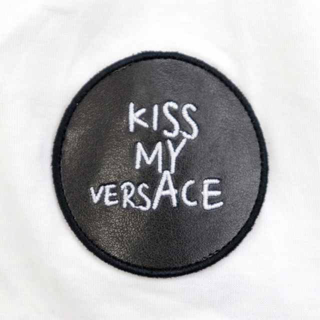 人気特価】 VERSACE - 美品 ヴェルサーチ 19年製 ワッペン装飾 半袖Ｔ