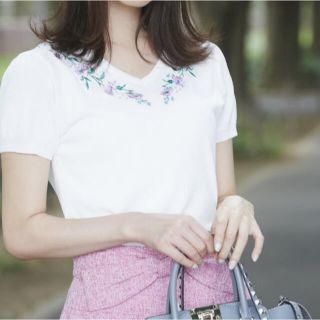 トッコ(tocco)のtocco 大人気　雑誌掲載！　半袖ニット　刺繍　フラワー　ホワイト　薄手　花柄(Tシャツ(半袖/袖なし))