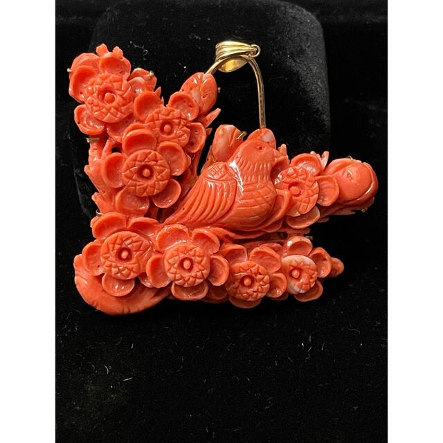 K18 本珊瑚 カササギ(鳥、鵲)と花彫刻のブローチ 38g