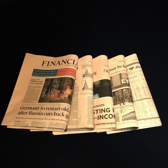 英字新聞FT サーモンピンク色　　　　　　　　　　20頁(見開き5枚) エンタメ/ホビーのコレクション(印刷物)の商品写真