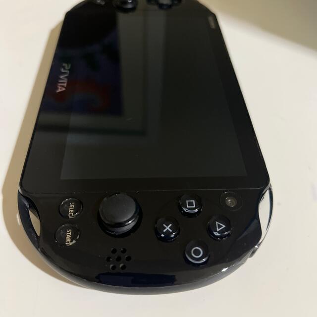 PlayStation Vita(プレイステーションヴィータ)の32GBメモリーカード付きPS VITA エンタメ/ホビーのゲームソフト/ゲーム機本体(携帯用ゲーム機本体)の商品写真